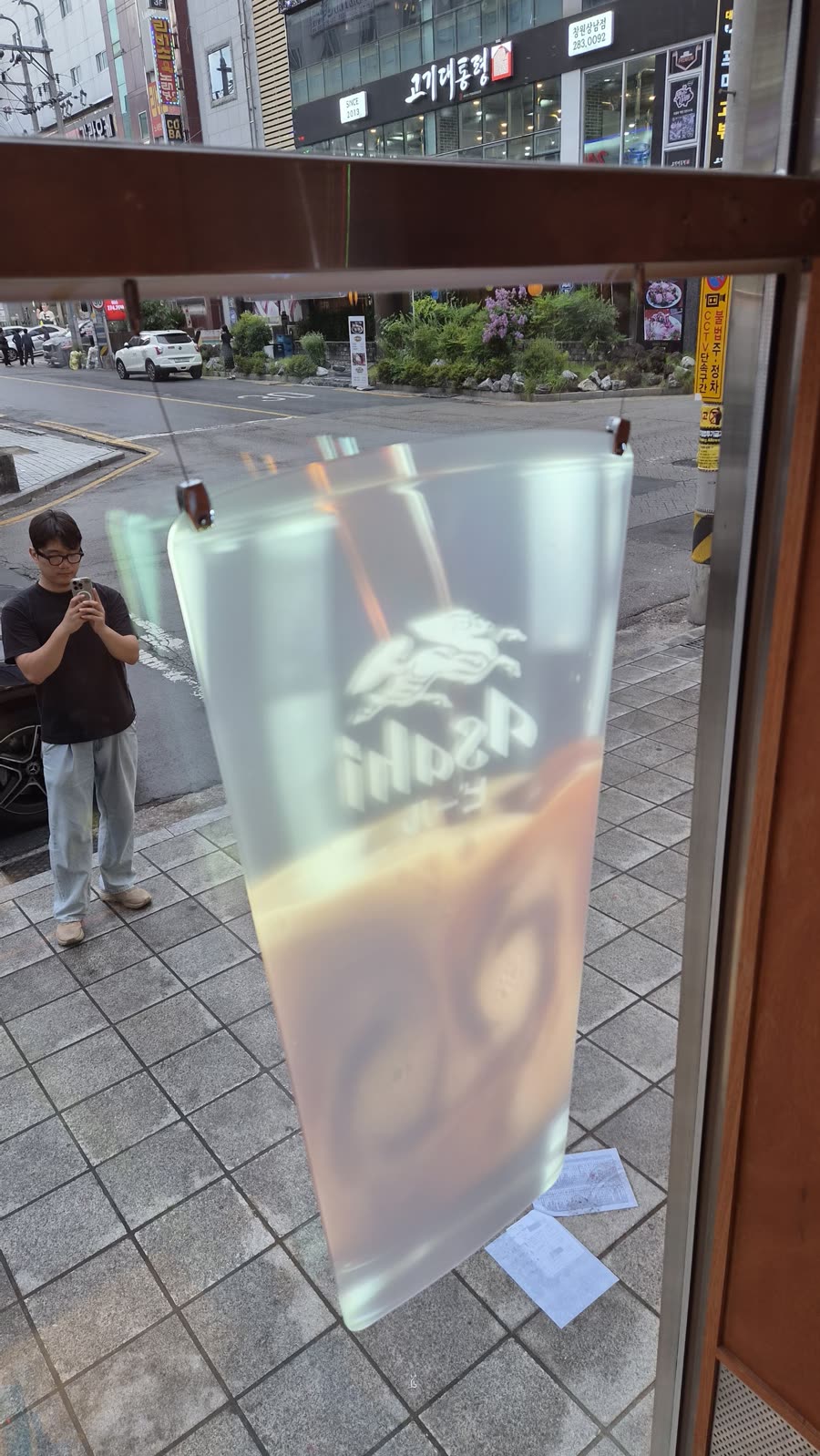장치는 안쪽에, 화면은 바깥에